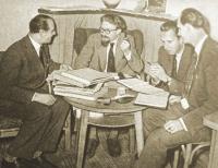 Ředitel londýnského nakladatelství Hamlyn Keith Vaughan v Artii. Vlevo ředitel Artie Matěj Šenar, vpravo redaktoři Vlastimil Šebek a J. Buriánek, 1956